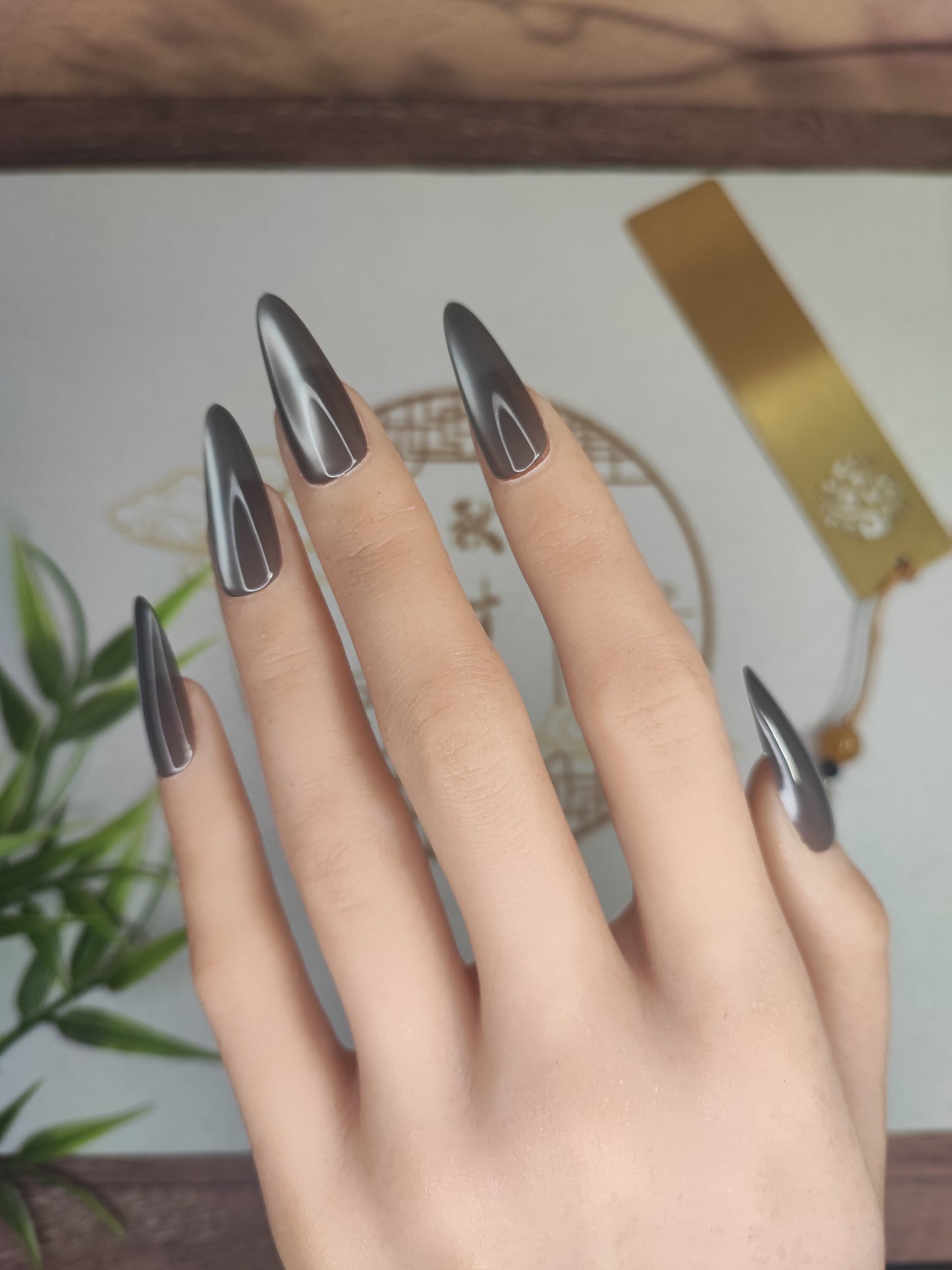 Uñas Press-On Almendradas Efecto Ojo de Gato Gris