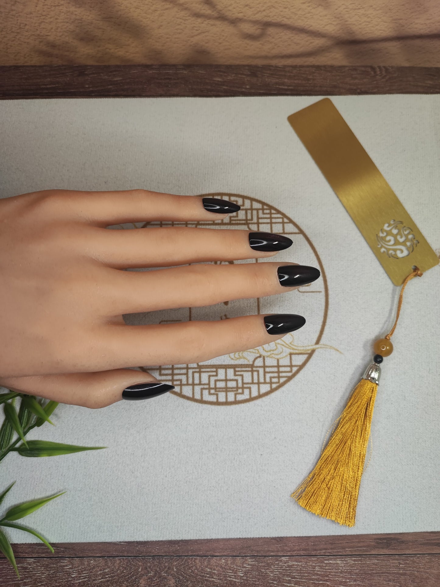 Uñas Press-On Almendradas Efecto Ojo de Gato Morado