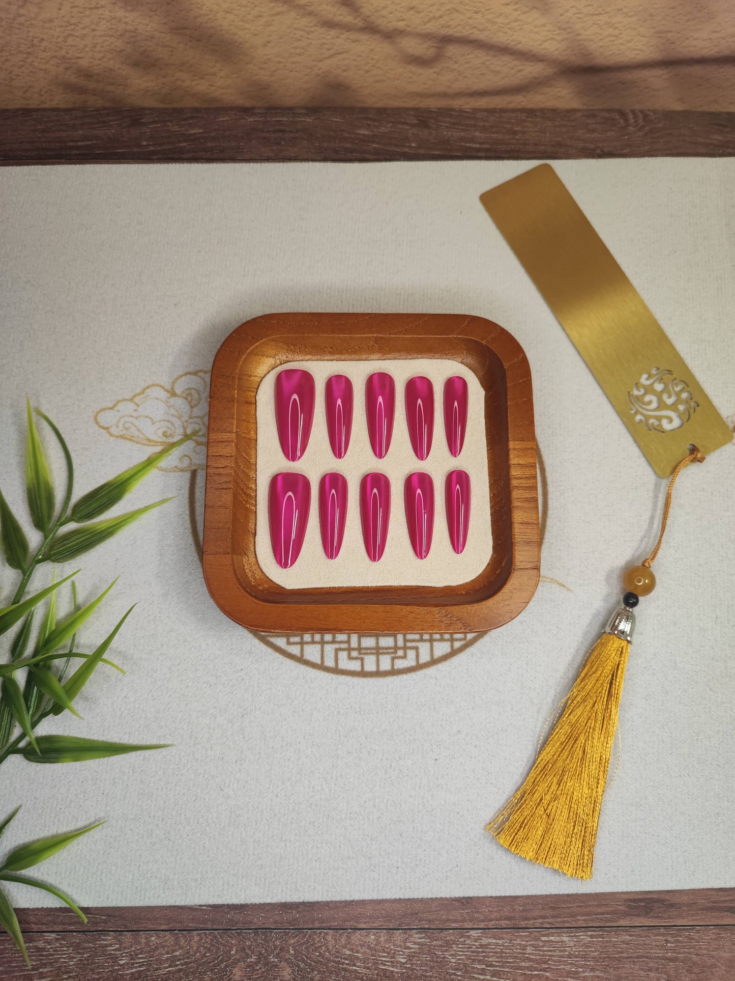Uñas Press-On Almendradas Efecto Ojo de Gato Rosado