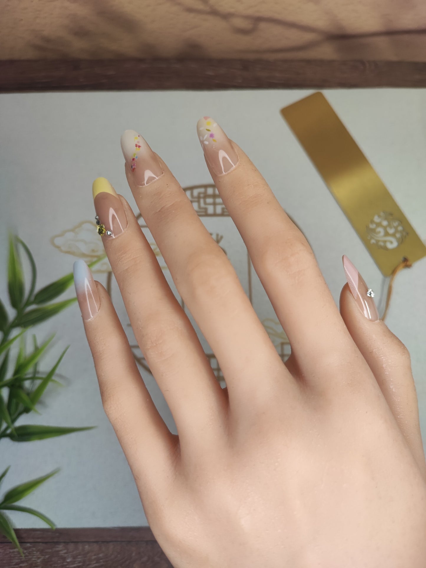 Uñas Press-On Almendradas con Diseño Multicolor