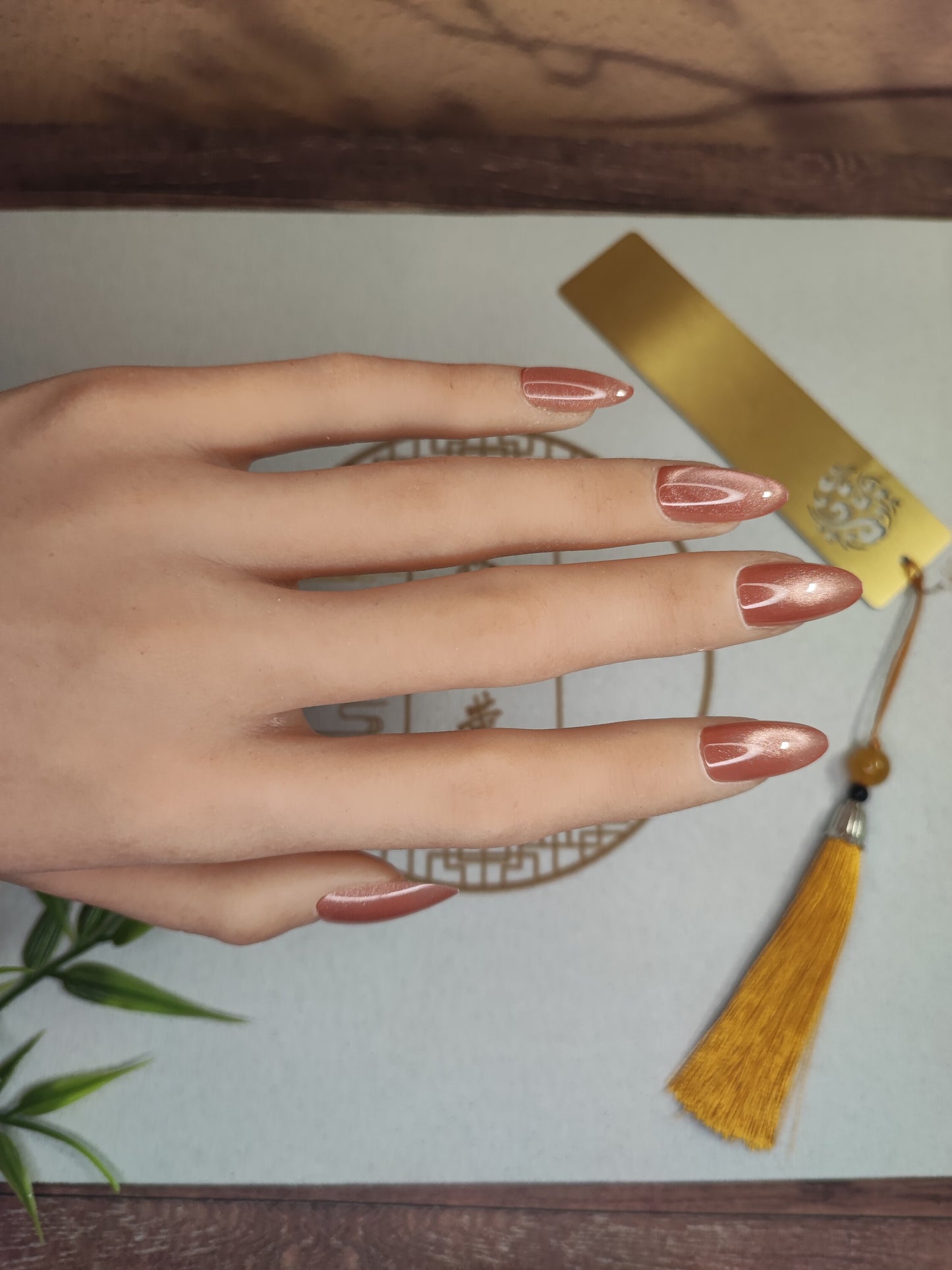 Uñas Press-On Almendradas Efecto Ojo de Gato Naranjo