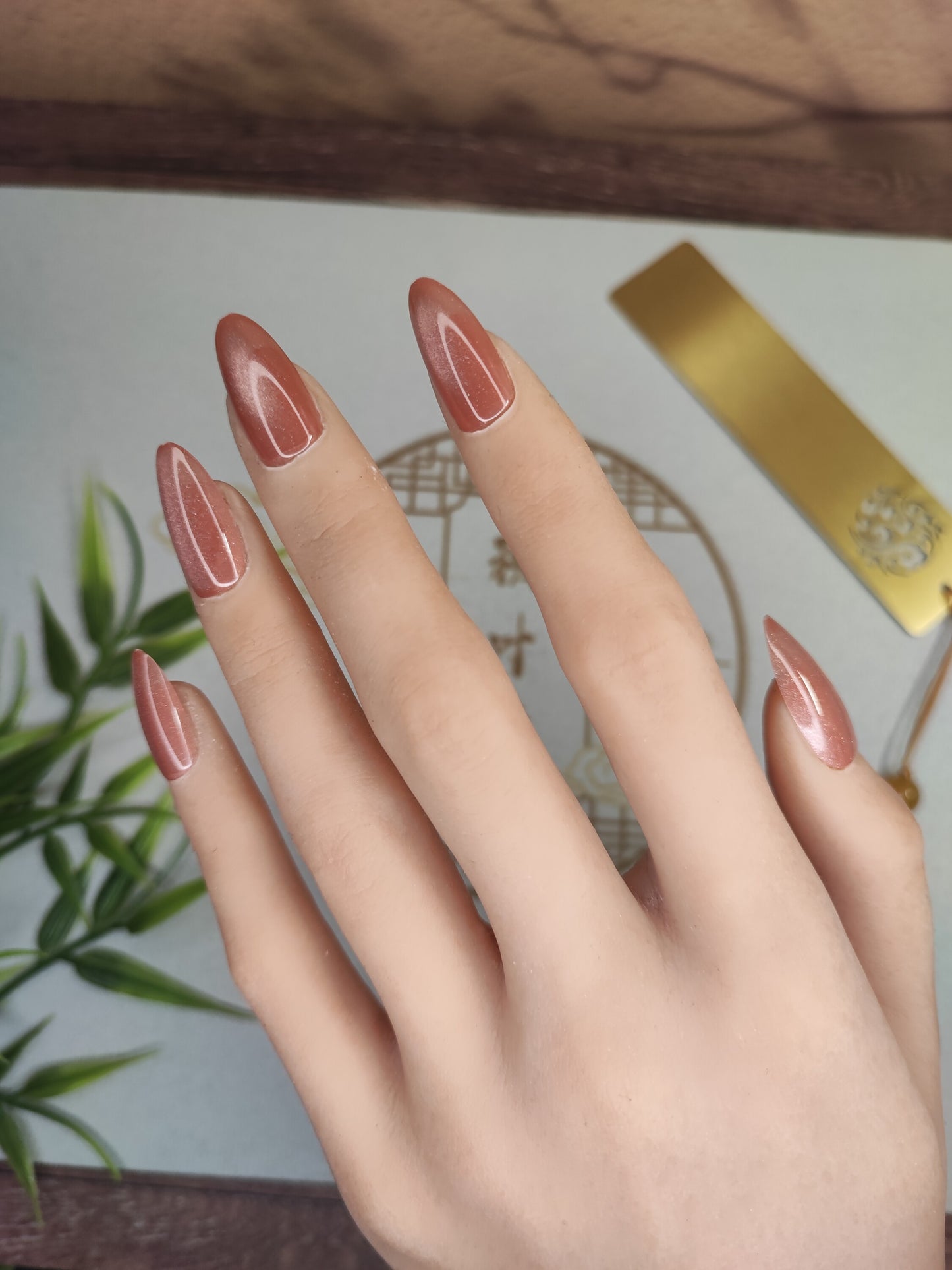 Uñas Press-On Almendradas Efecto Ojo de Gato Naranjo