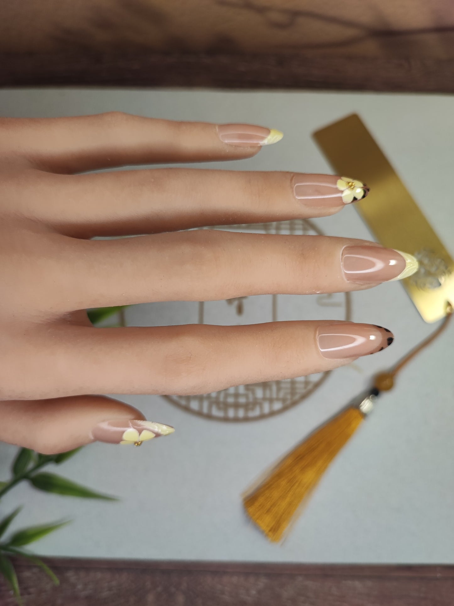 Uñas Press-On Almendradas con Diseño Flores Amarillas